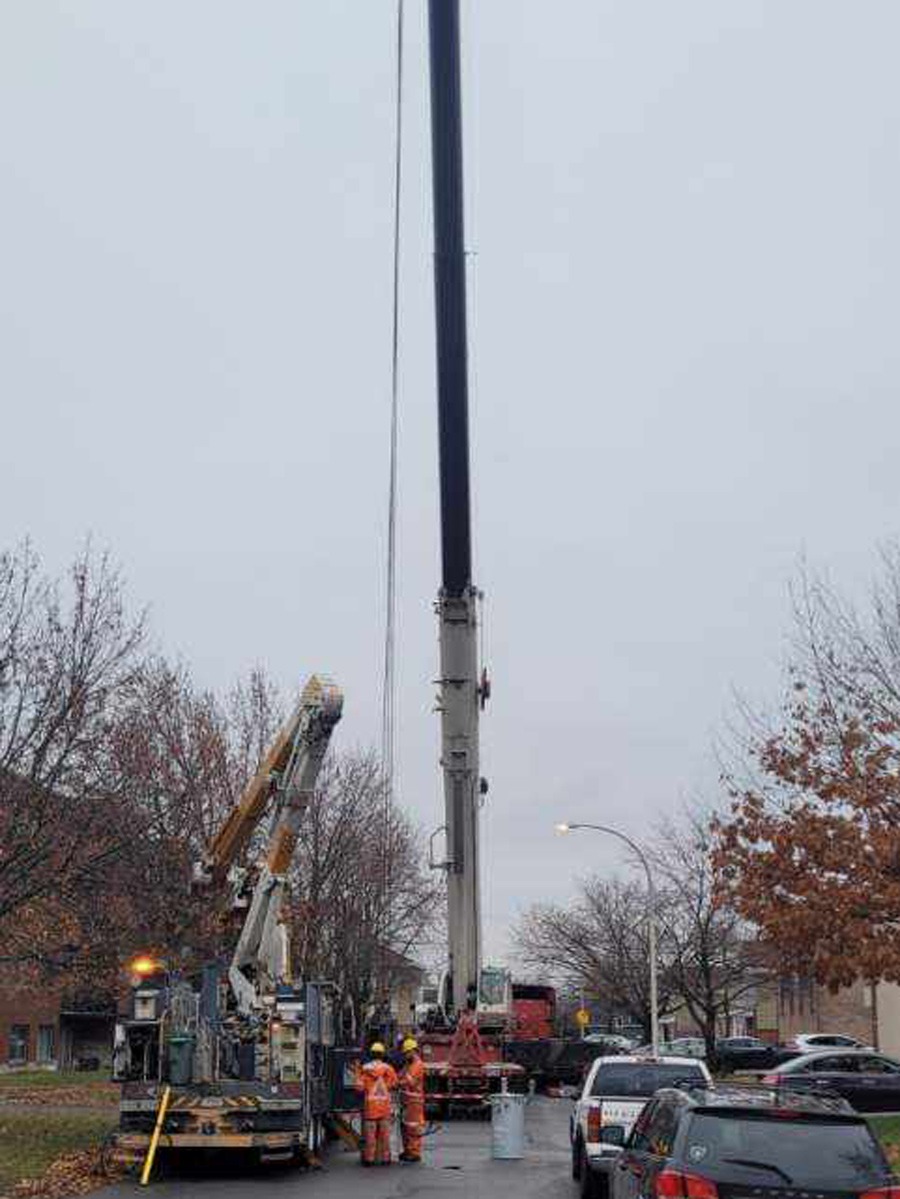 grue à l'oeuvre dans une rue