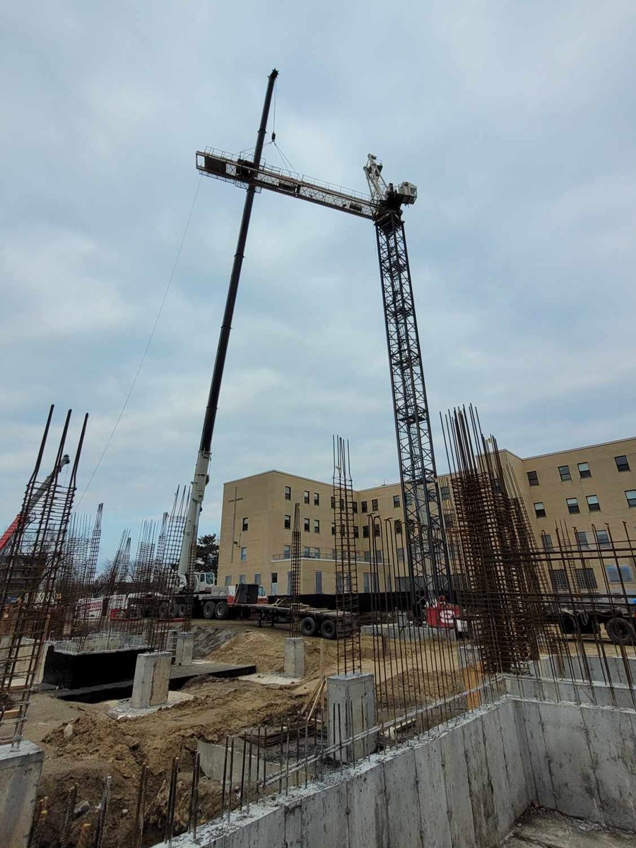 grue à tour sur un chantier de construction