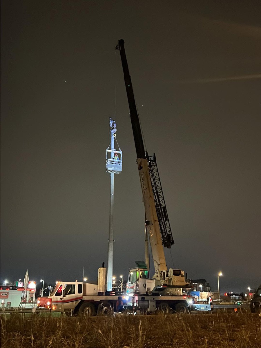 grue illuminée le soir